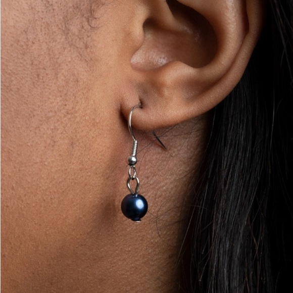 Down For The COUNTESS - Blue Pearl Bead Necklace - Picture 3 of 3